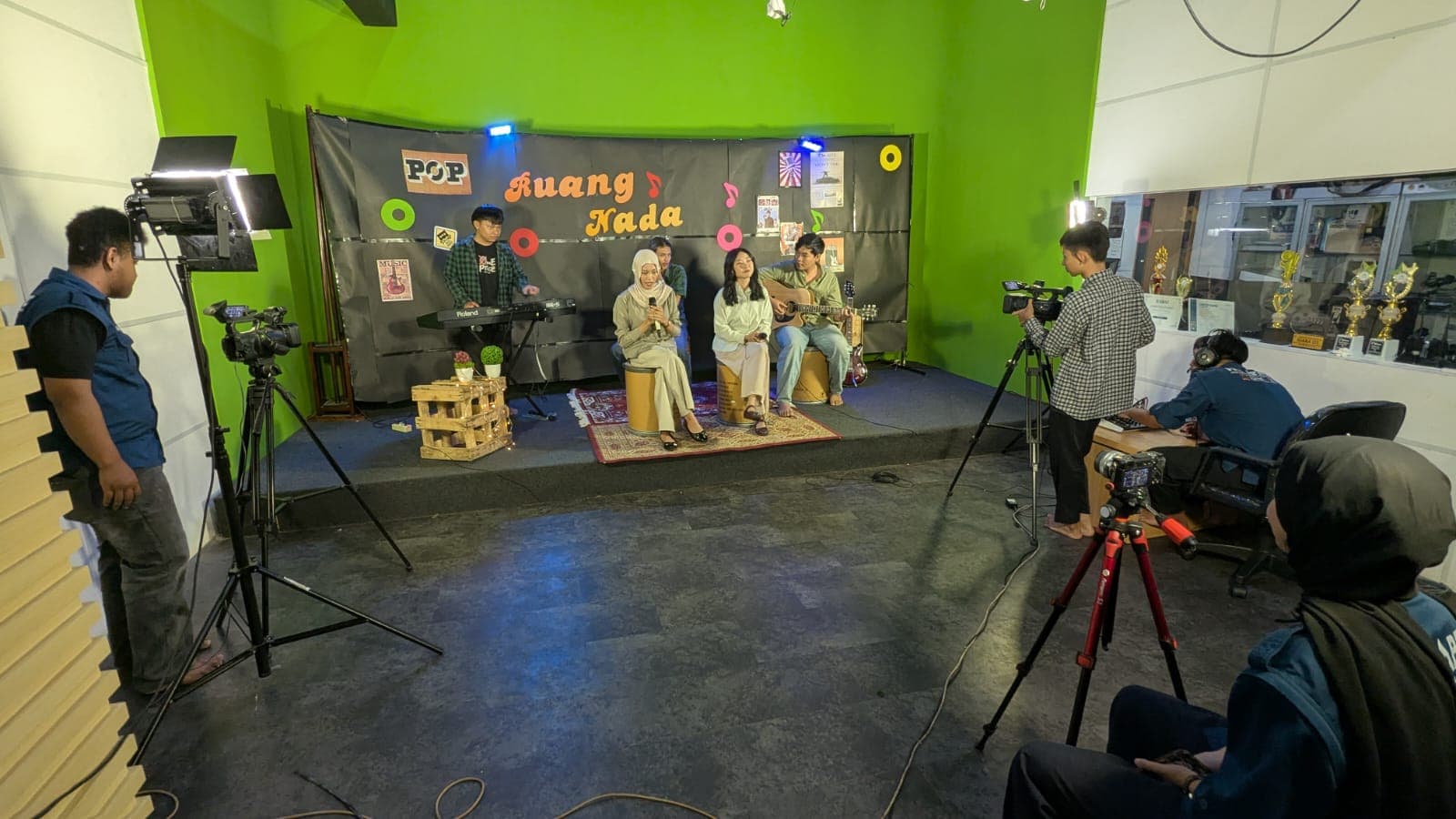 Asah Kompetensi Industri Kreatif, Mahasiswa Produksi Media Politeknik Indonusa Surakarta Gelar Produksi Musical Show - Galeri