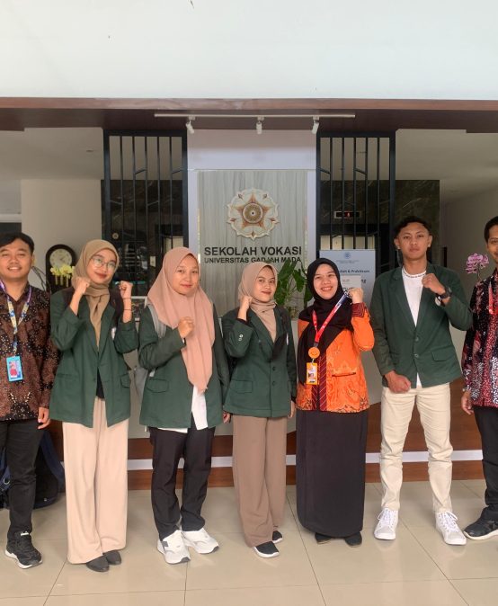 Juara 1! Mahasiswa Politeknik Indonusa Unggul di Ajang Medical Record Speech